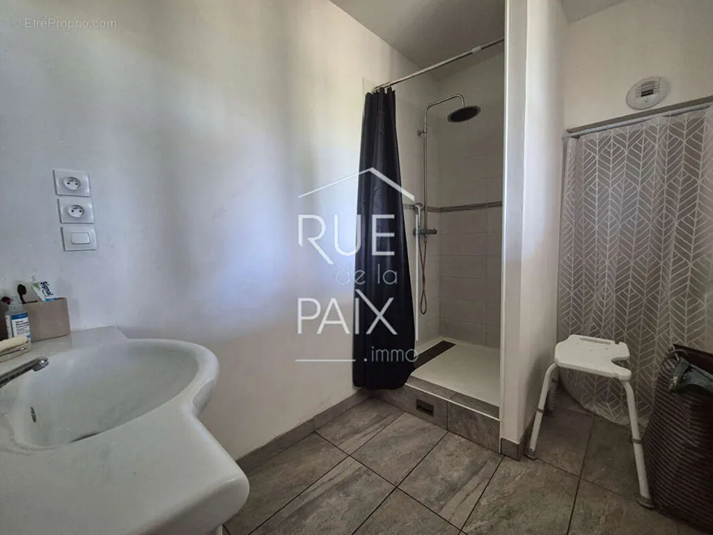 Salles de bain - Longère avec Jardin à Beuxes, Proche de Chinon