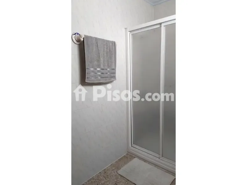 Baños - Piso exterior con balcón en Calle de García de Loaysa