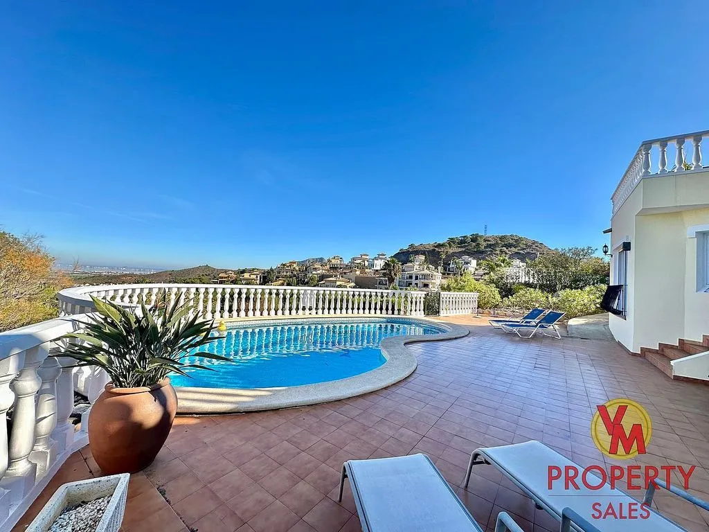 Piscine - Chalet with Pool in Golf Estate
