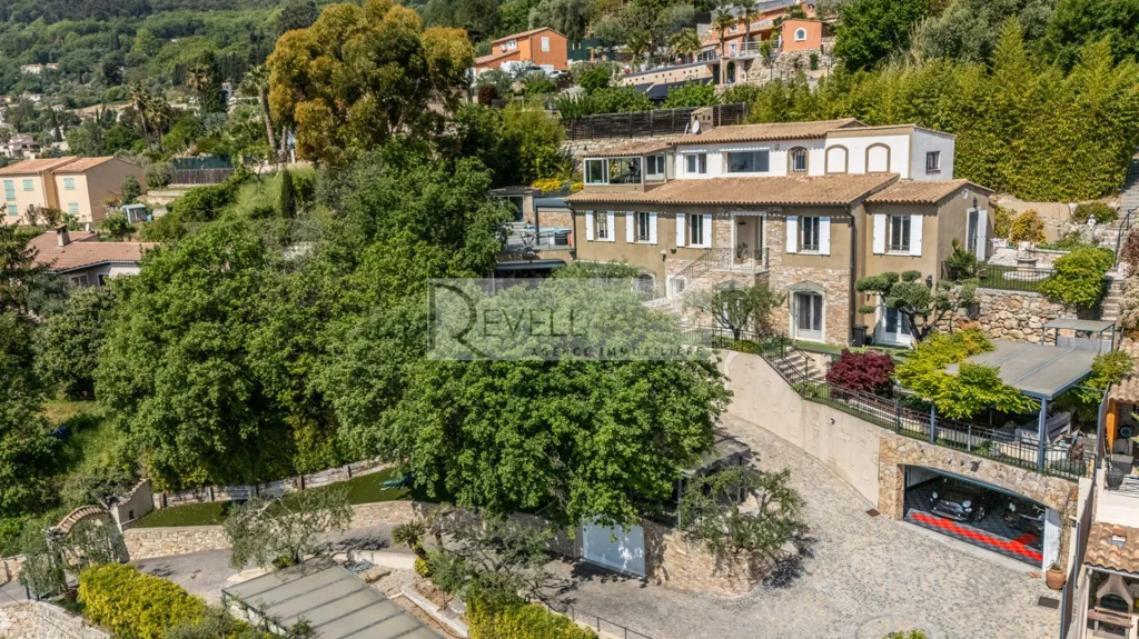 Vue aérienne - Maison de Maître avec Piscine et Vue Panoramique à Antibes