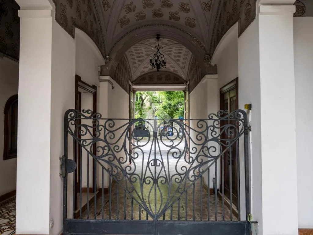 Esik - Elegant Trilocale with Balcony in Milan