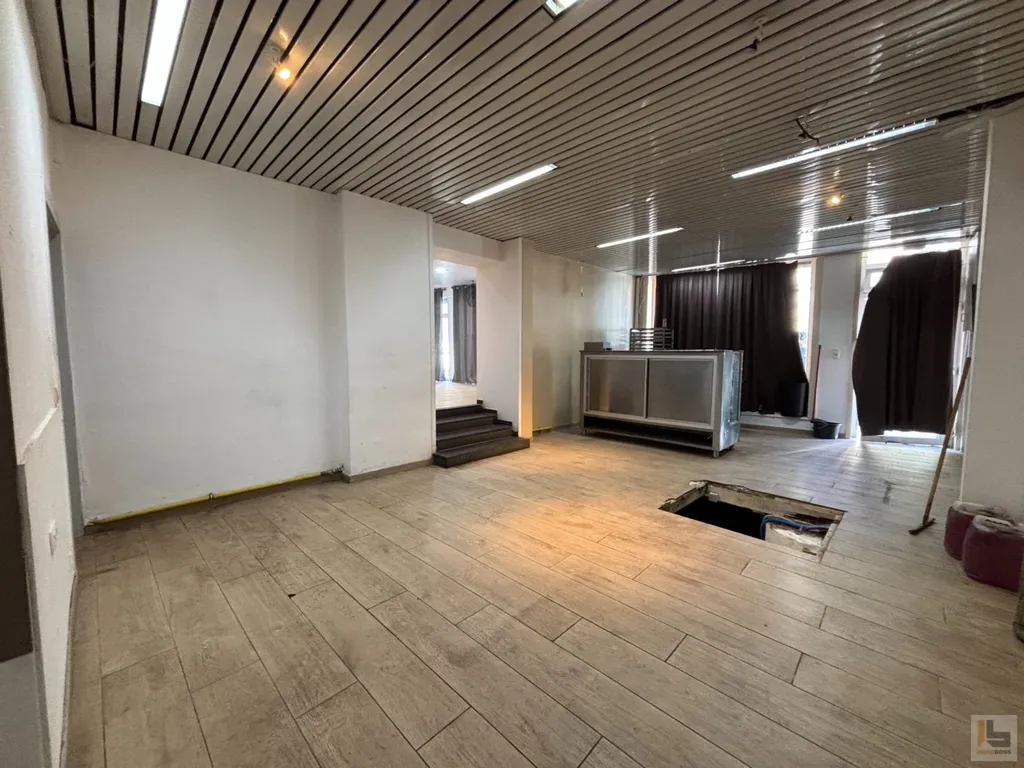 Toad - Mixed-Use Property with Commercial Space in Ronse