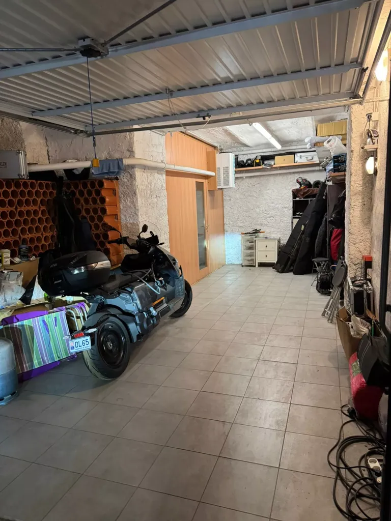 Garage - Appartement Luxueux avec Vue Mer à Menton