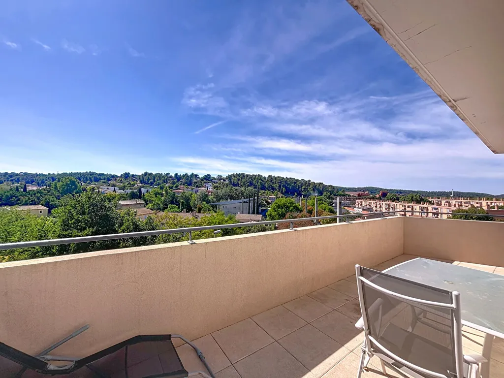 Rõdu - 3-Bed Apartment with Terrace in Gardanne