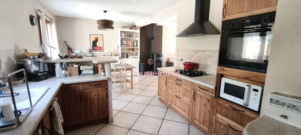 Köök - Well-Maintained House with Pool in Linas