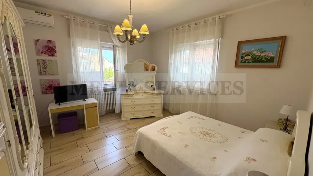 Chambres - Independent House with Dual Use in Mede