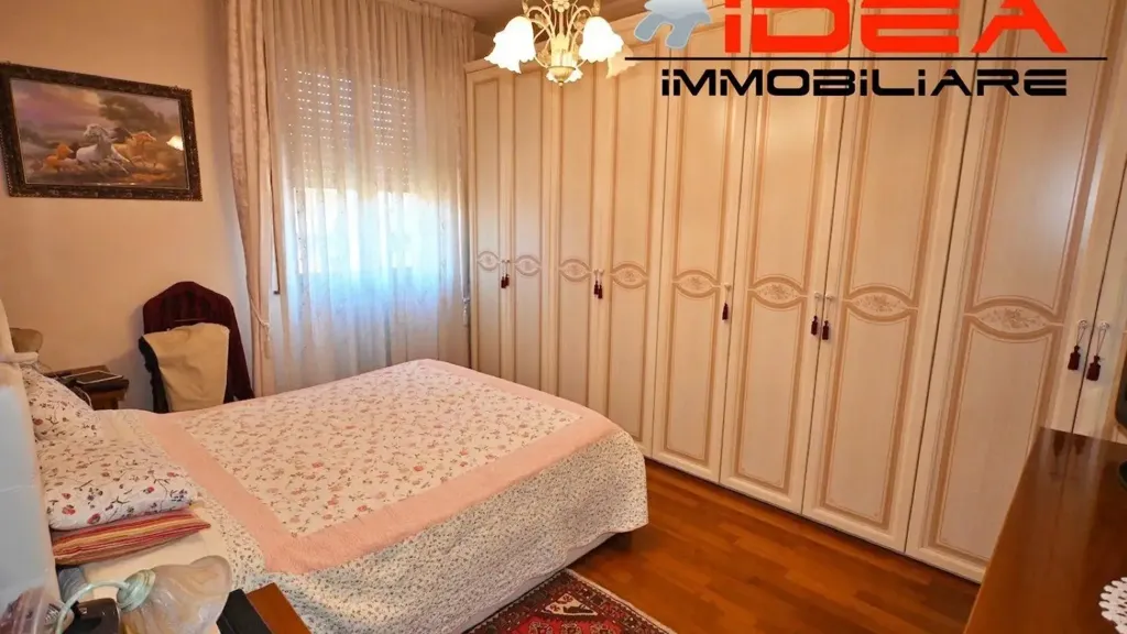 Bedrooms - Five-Bedroom Apartment with Balcony in Modena