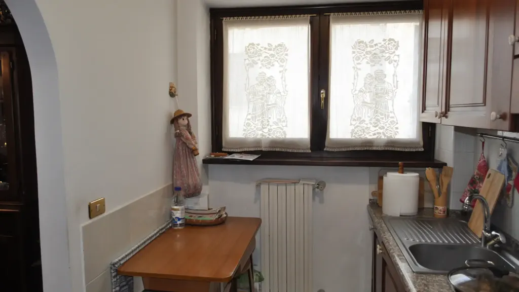 Köök - Three-Bedroom Apartment with Balcony in Bedonia