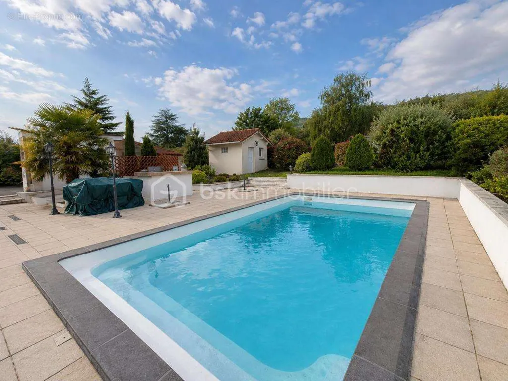 Piscine - Maison Traditionnelle avec Piscine sur Parcelle Arborée à Proximité