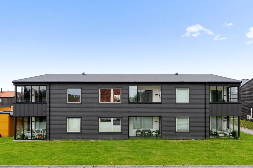 Extérieur - Modern 2-Bedroom Flat with Balcony in Sola