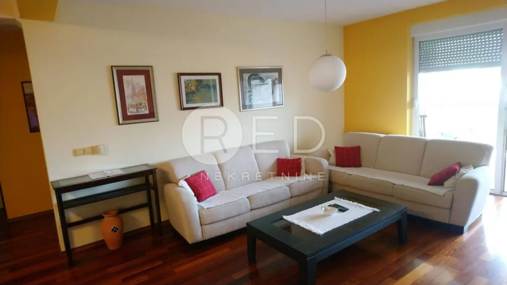 Elutuba - Spacious Flat with Loggias in Osijek Centre
