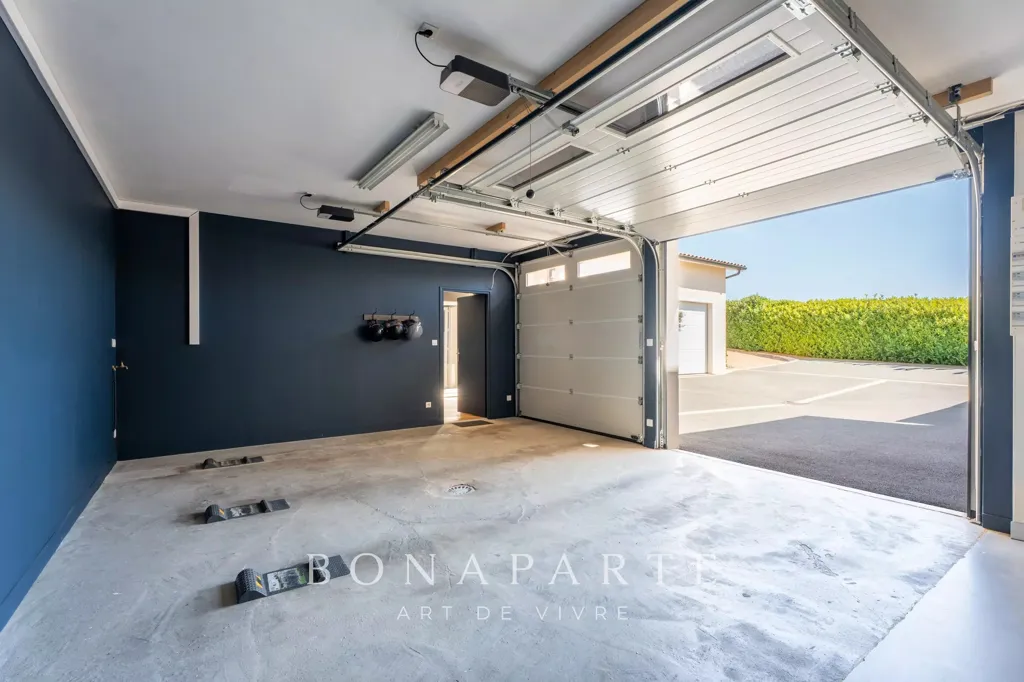 Garage - Villa d'Exception avec Vue Panoramique au Cœur des Vignes