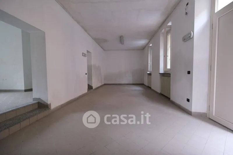 Toad - Commercial Space with Garden in Asti