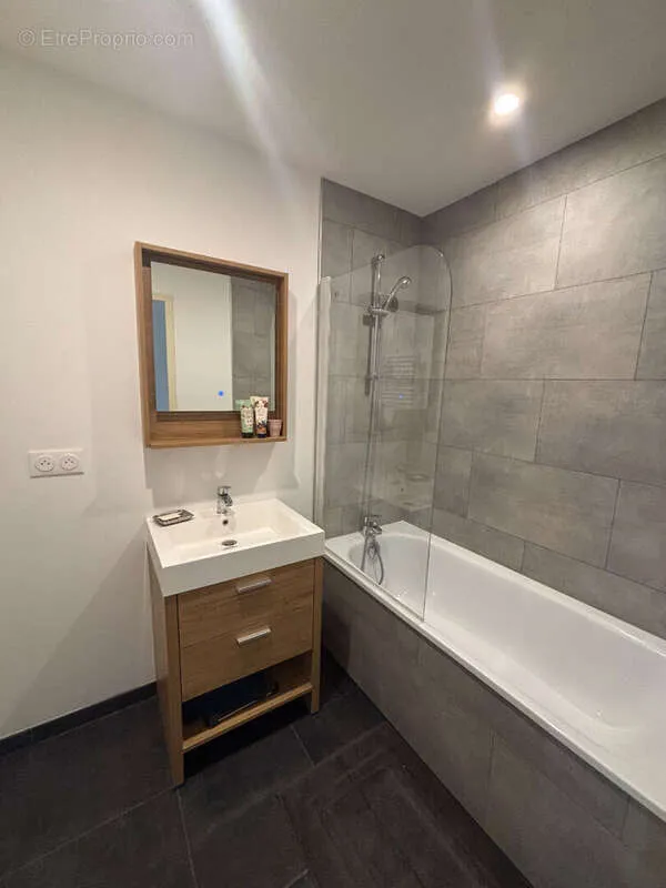 Salles de bain - Maison Container Moderne avec Jardin à Thorigné-Fouillard