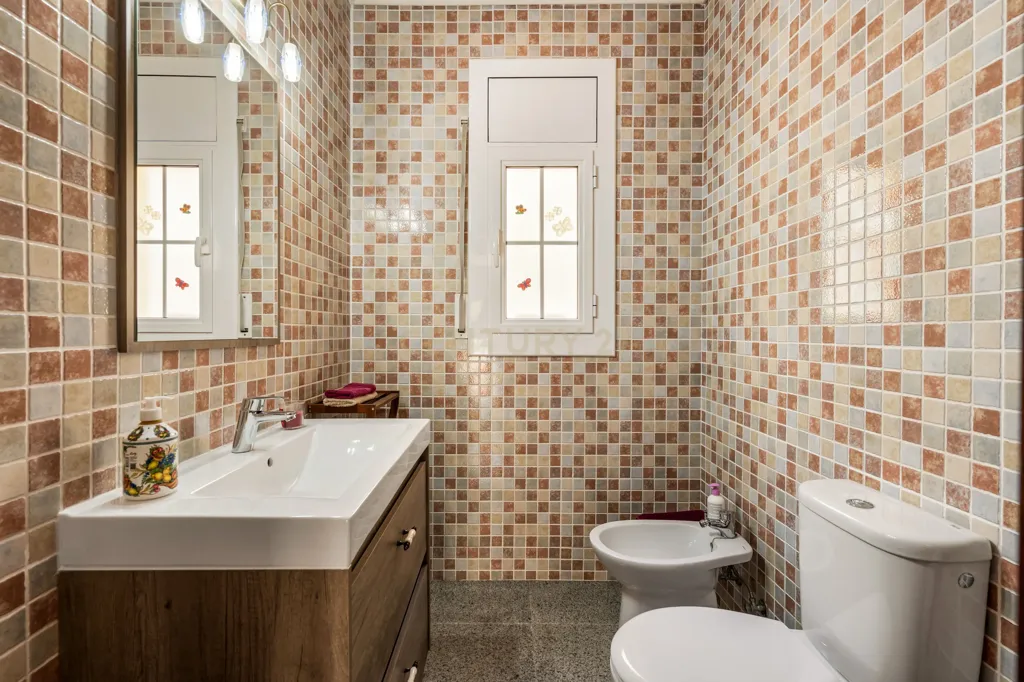 Bathrooms - Independent House with Montserrat Views in Abrera