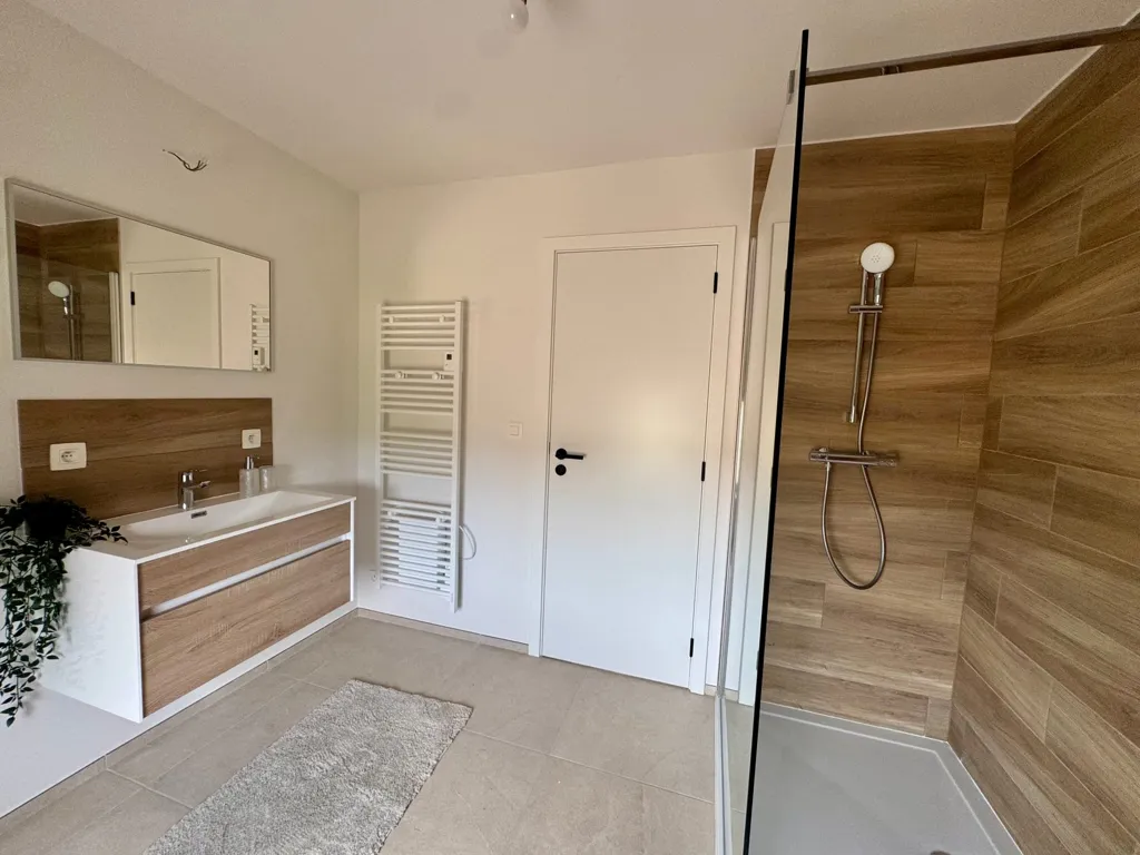 Salles de bain - Maison Neuve avec Jardin à Wanlin, Houyet