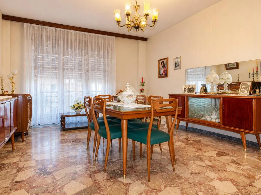 Salle à manger - 4-Bedroom Apartment with Garage in Lucera