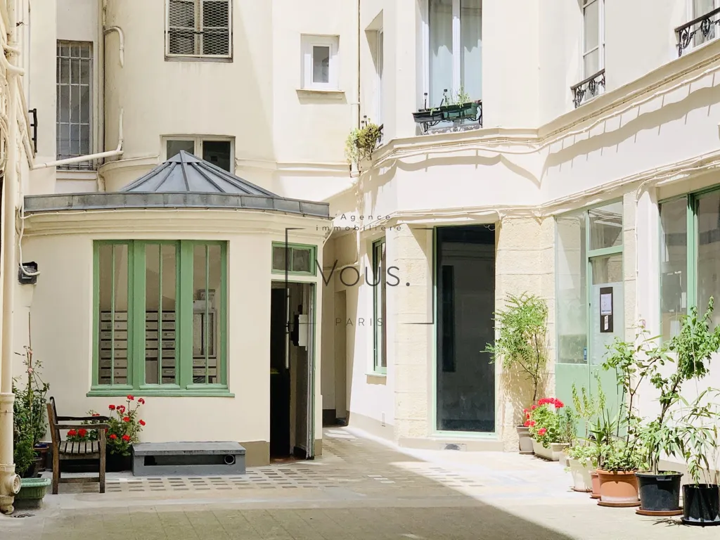 Giardino - Penthouse with Terrace Potential in 11th Arrondissement