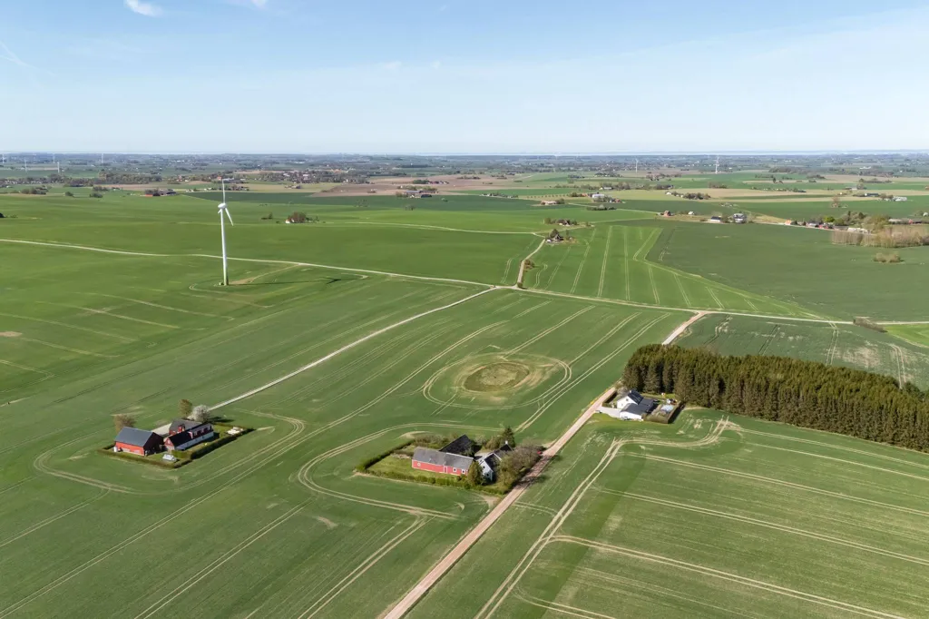 Õhuvaade - Villa with Workshop in Open Landscape