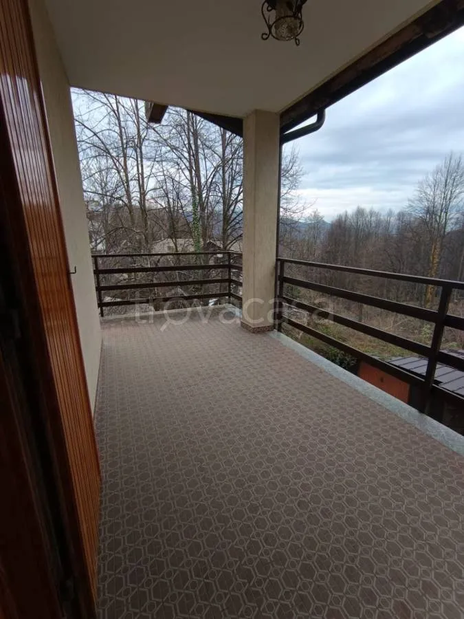 Balcony - Semi-detached House with Garden in Giaveno