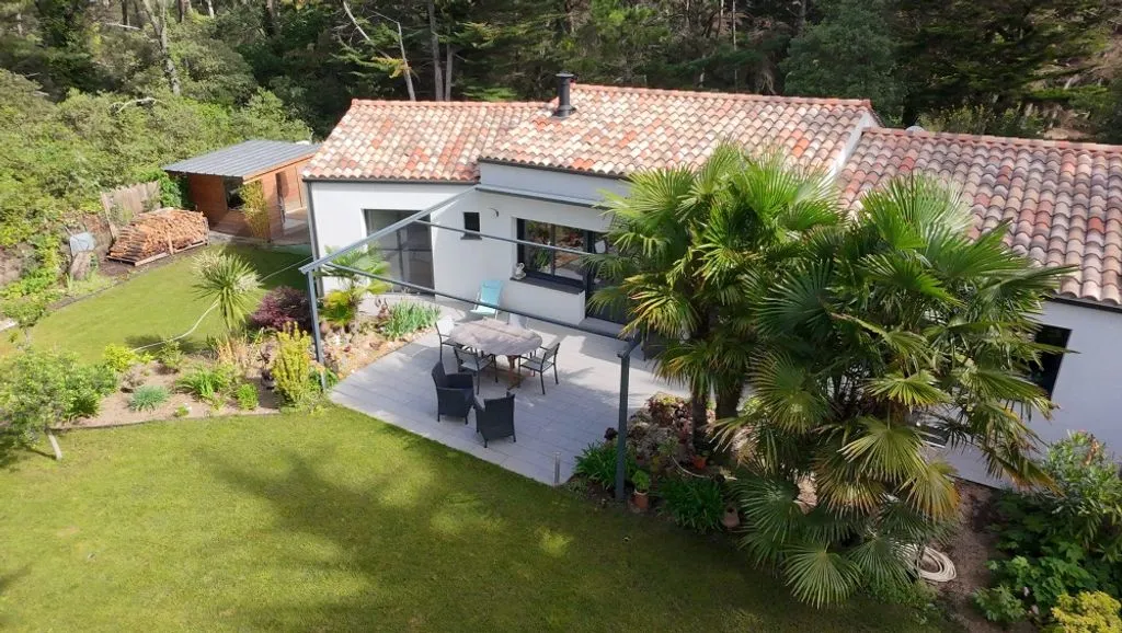 Õhuvaade - Recent House with Pool in Verdant Setting