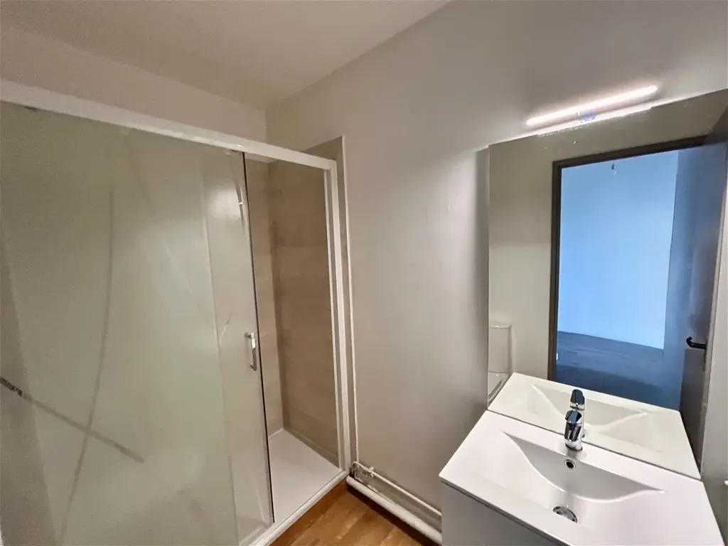 Salles de bain - Appartement 2 Pièces dans Copropriété Sécurisée à Limoges