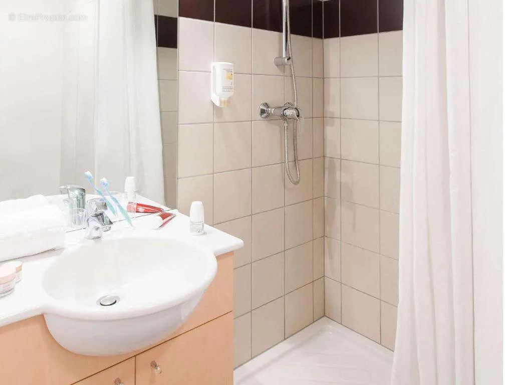 Salles de bain - Studio Meublé en Résidence Hôtelière à Saint-Louis