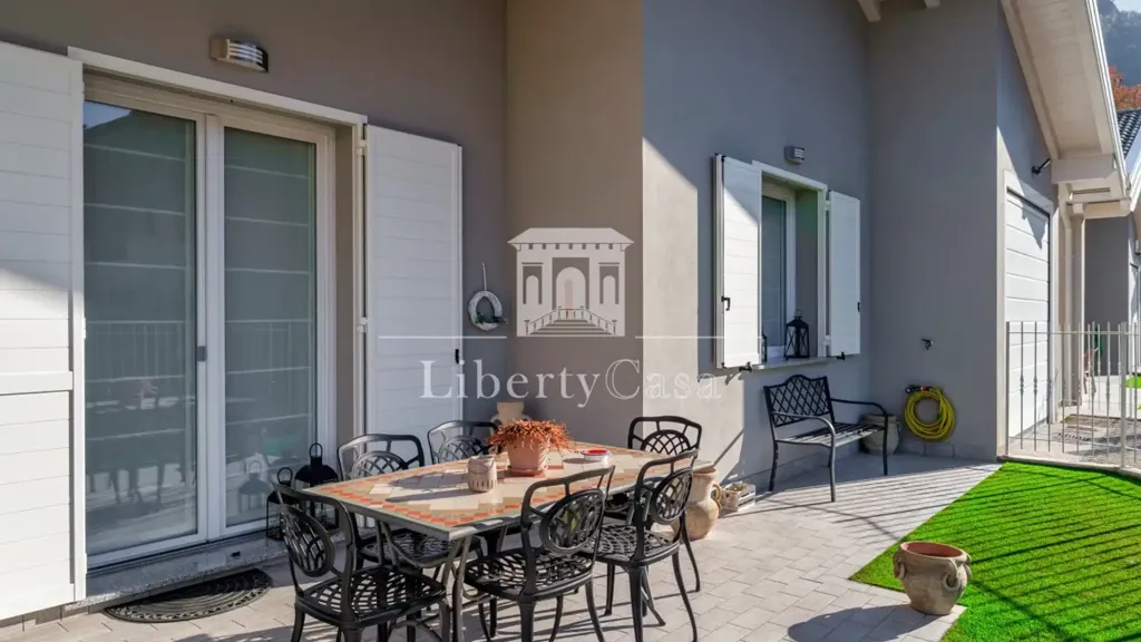Terrasse - Contemporary Villa with Solar Panels in Vobarno