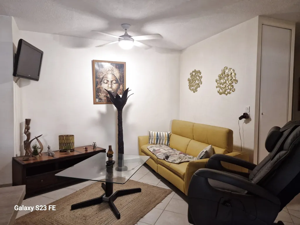 Séjour - Appartement 3 Pièces avec Terrasse à Les Abymes