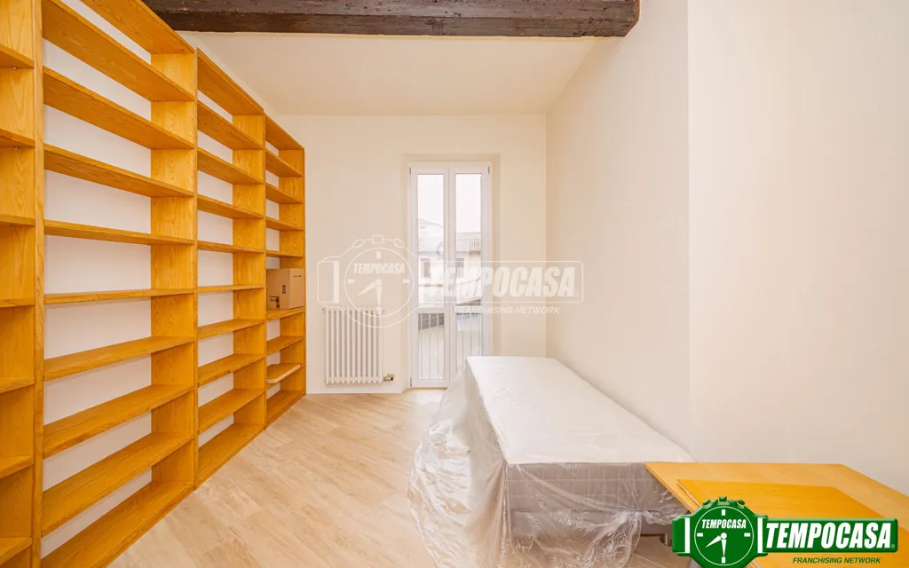 Bureau - Rustic-Style Apartment in Pavia's Historic Centre