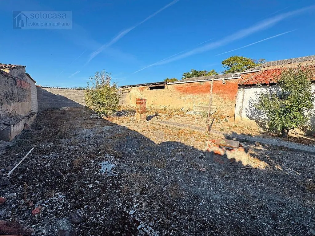 Aed - Six-Bedroom House with Large Plot in Renedo de Esgueva