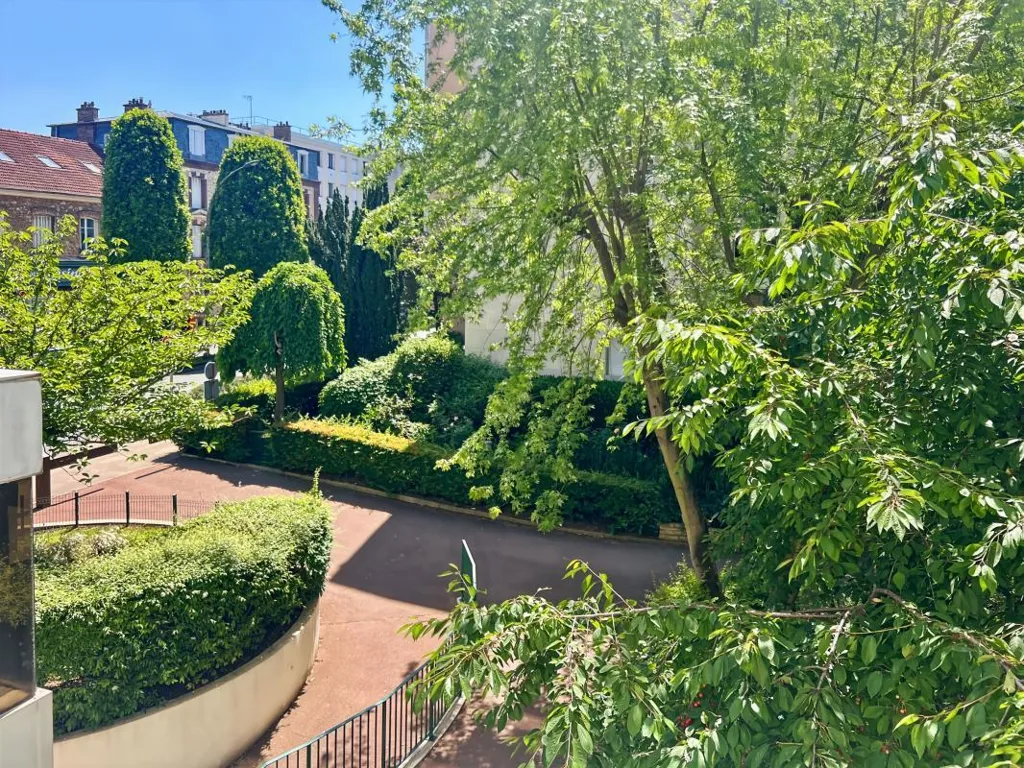 Balcony - Family Flat with Balcony in The Chesnay
