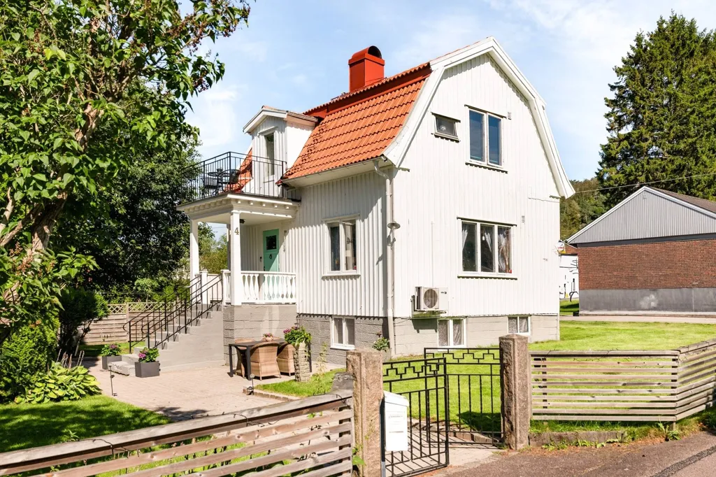 Välivaade - 1930s Villa with Rental Unit in Bohus
