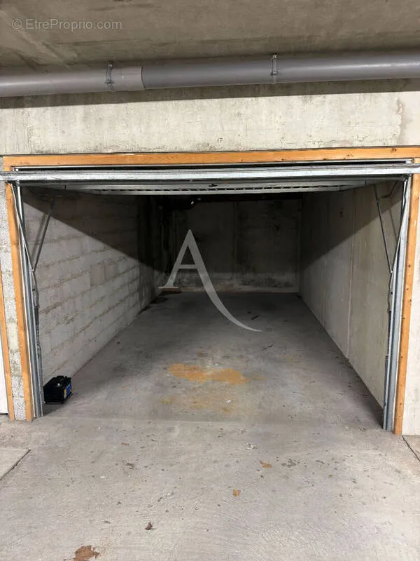 Garage - Box fermé dans résidence sécurisée à Saint-Gilles-Croix-de-Vie