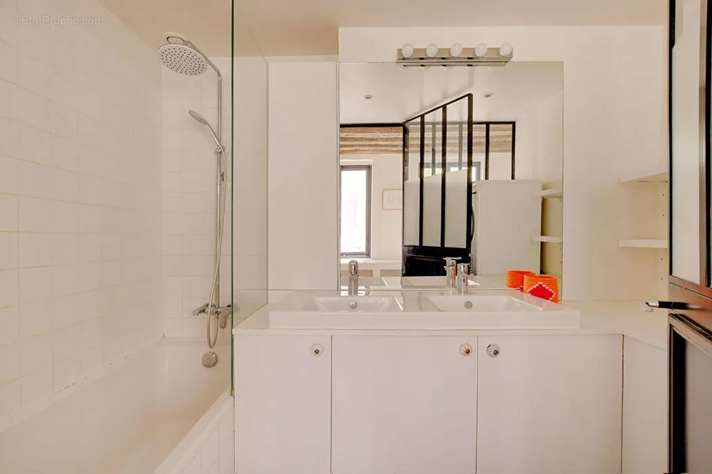 Salles de bain - Appartement T3 avec Beaux Volumes dans Quartier Recherché