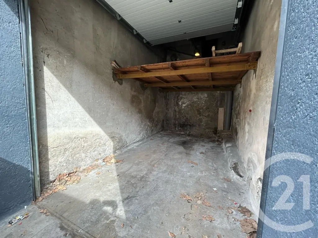 Garage - Garage with Automatic Door in Vienne