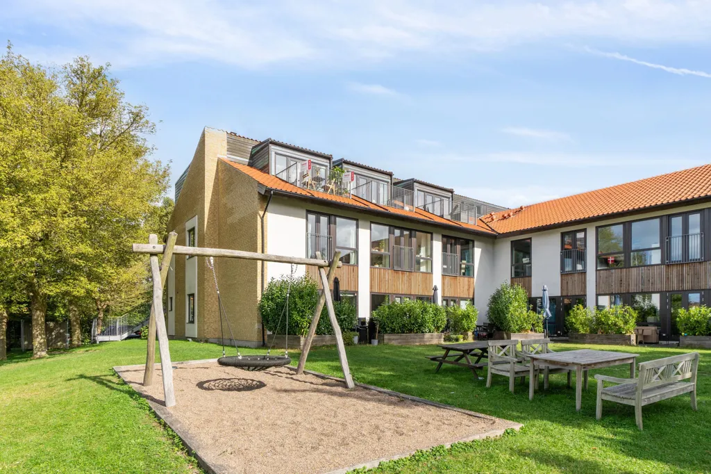Aed - Spacious 4-Bedroom Apartment with Balcony in Søborg