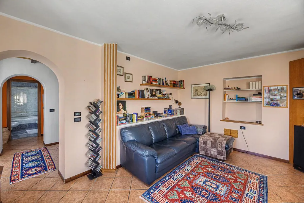 Elutuba - Multi-Level Apartment with Mansard in Luino