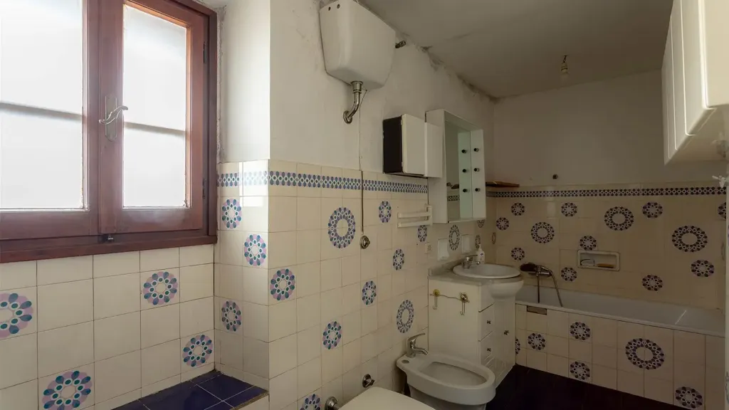 Salles de bain - Three-Bedroom Apartment with Garden in Signa