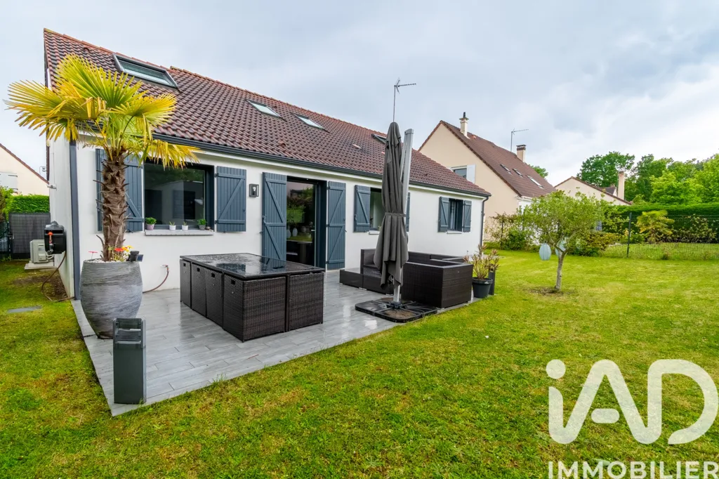 Aed - Traditional House with Terrace in Yerres