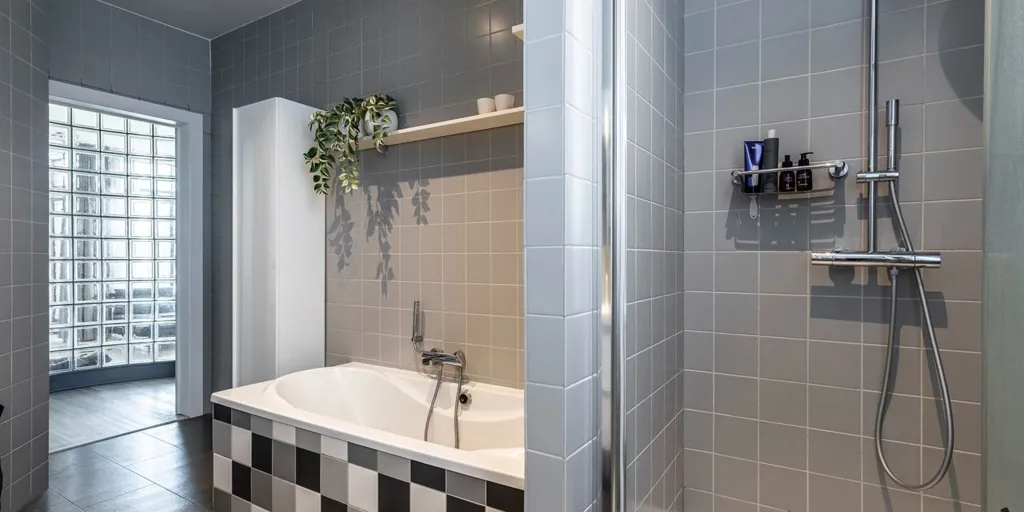 Salles de bain - Maison Rénovée avec Jardin Naturel à Mol