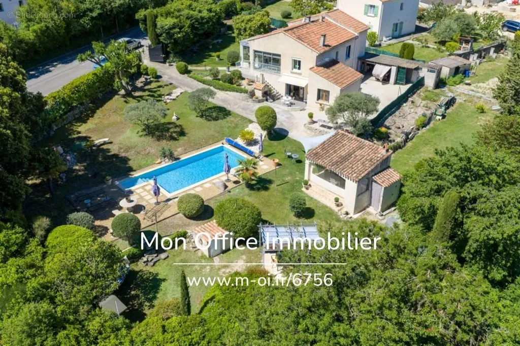 Vue aérienne - Maison avec Piscine et Jardin à Éguilles