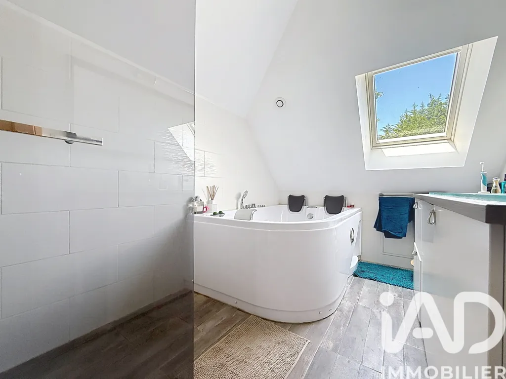 Salles de bain - Maison d'Architecte avec Piscine à Linas