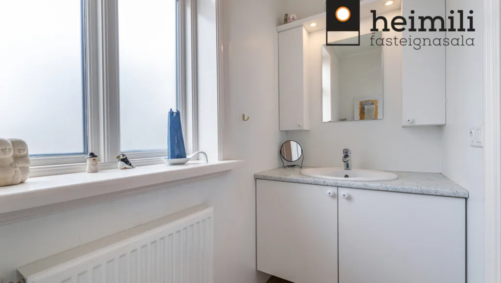 Vannitoad - Detached House with Large Garage in Hafnarfjörður