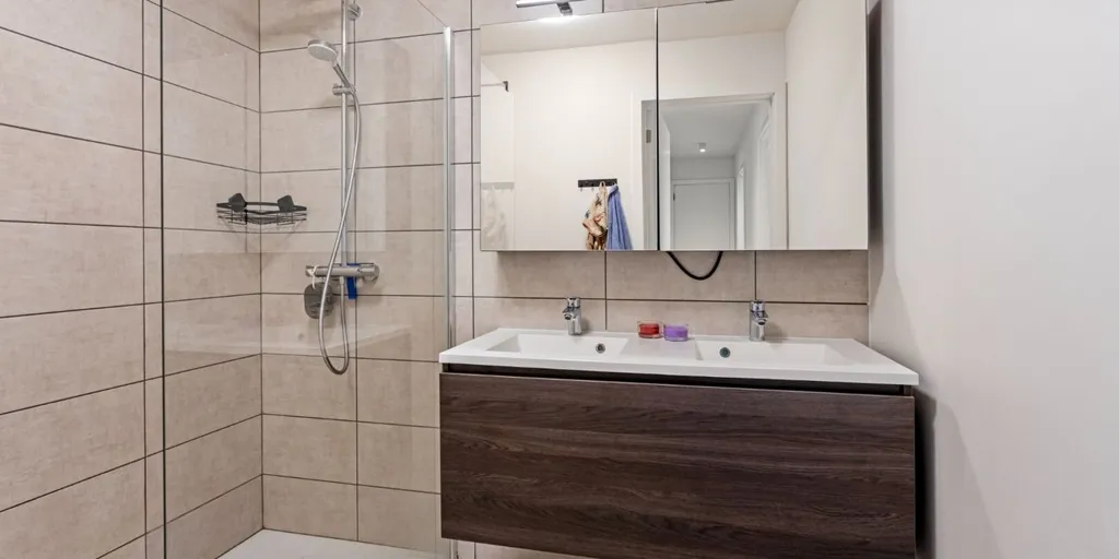 Salles de bain - Appartement avec Terrasse et Carports Centraux à Geel
