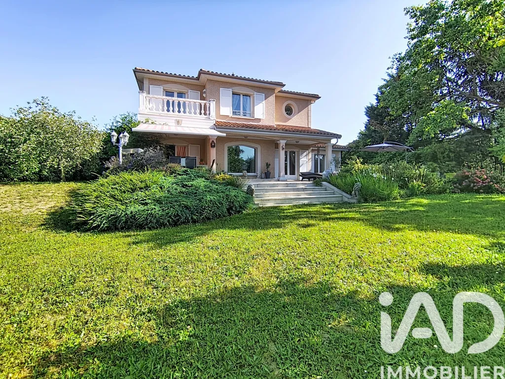 Jardin - Villa Familiale avec Piscine à Grézieu-la-Varenne