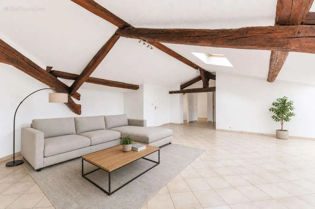Soggiorno - Bright 4-Bed Apartment, Last Floor, Vienne