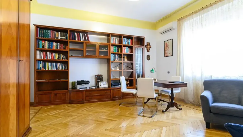 Bureau - Apartment with Terrace in Balduina, Rome