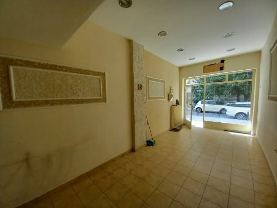 Entrée - Shop with City View in Thessaloniki Centre