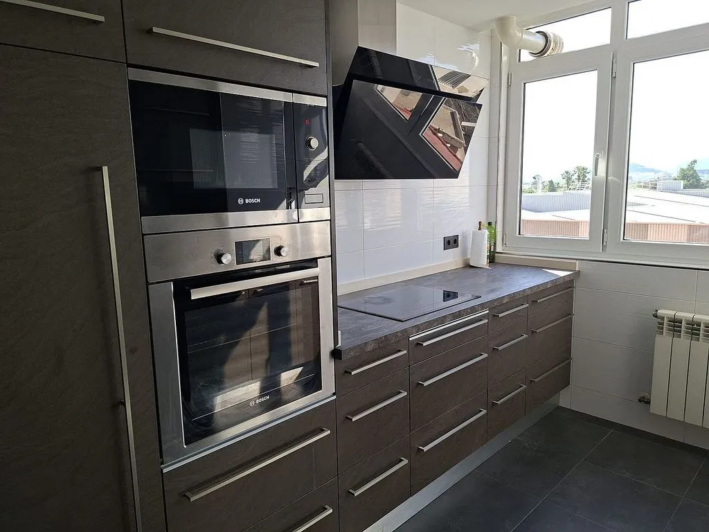 Köök - Modernised Flat with Air Conditioning in Main Avenue